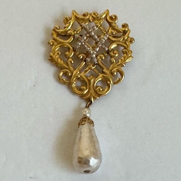 Vintage Gold Crest Brooch Pear Baroque Pearl Drop Designer Miriam Haskell Pin - Picture 9 of 9